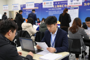 2026 年 3 月 7 日上海徐汇中小企业招聘会，求职者踊跃参加