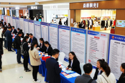 济南2026年招聘会开进商圈 求职者逛街求职两不误