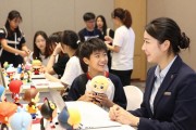 招聘会新玩法：企业带手办、学生秀动画，现场过招