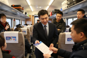 合肥客运段联合人社局在列车上为返乡游子办招聘会