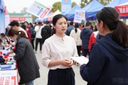 招聘会现场火爆，返乡妈妈问工价：计件还是计时？保底有没有？