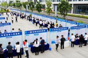 呈贡招聘会：政府搭台，学生进园区找工作