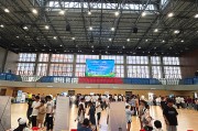 6月18日安徽广德技师学院举办双届招聘会，现场气氛热烈