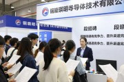 招聘会现场火爆，企业急招人，大学生排队投简历