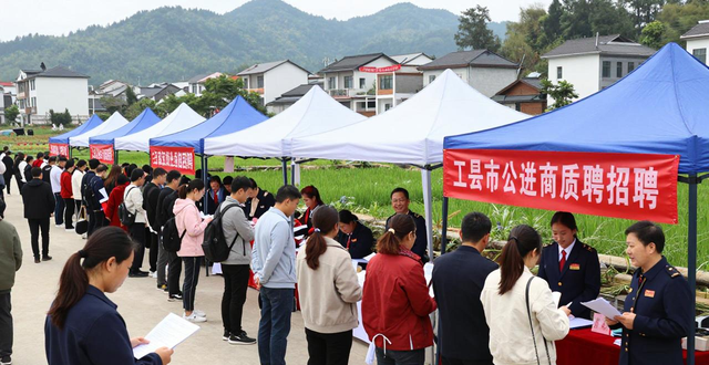 点对点就业服务_招聘_小型招聘会办进村里