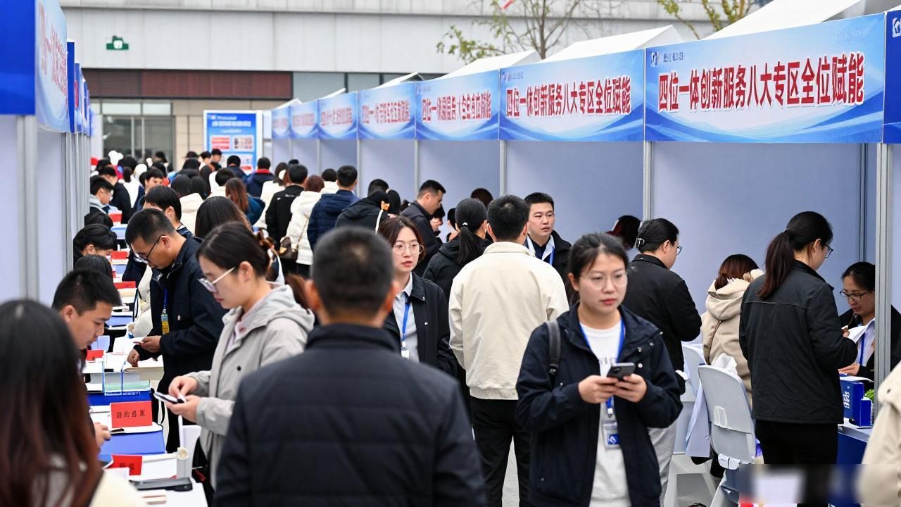 招聘会_中原福塔广场招聘会_郑州经开区百日千万高校毕业生综合招聘会