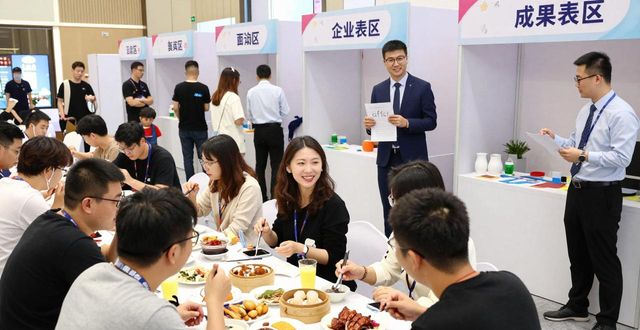 招聘会现场体验_企业高管现场发offer_招聘会