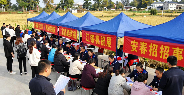 点对点就业服务_招人_小型招聘会办进村里